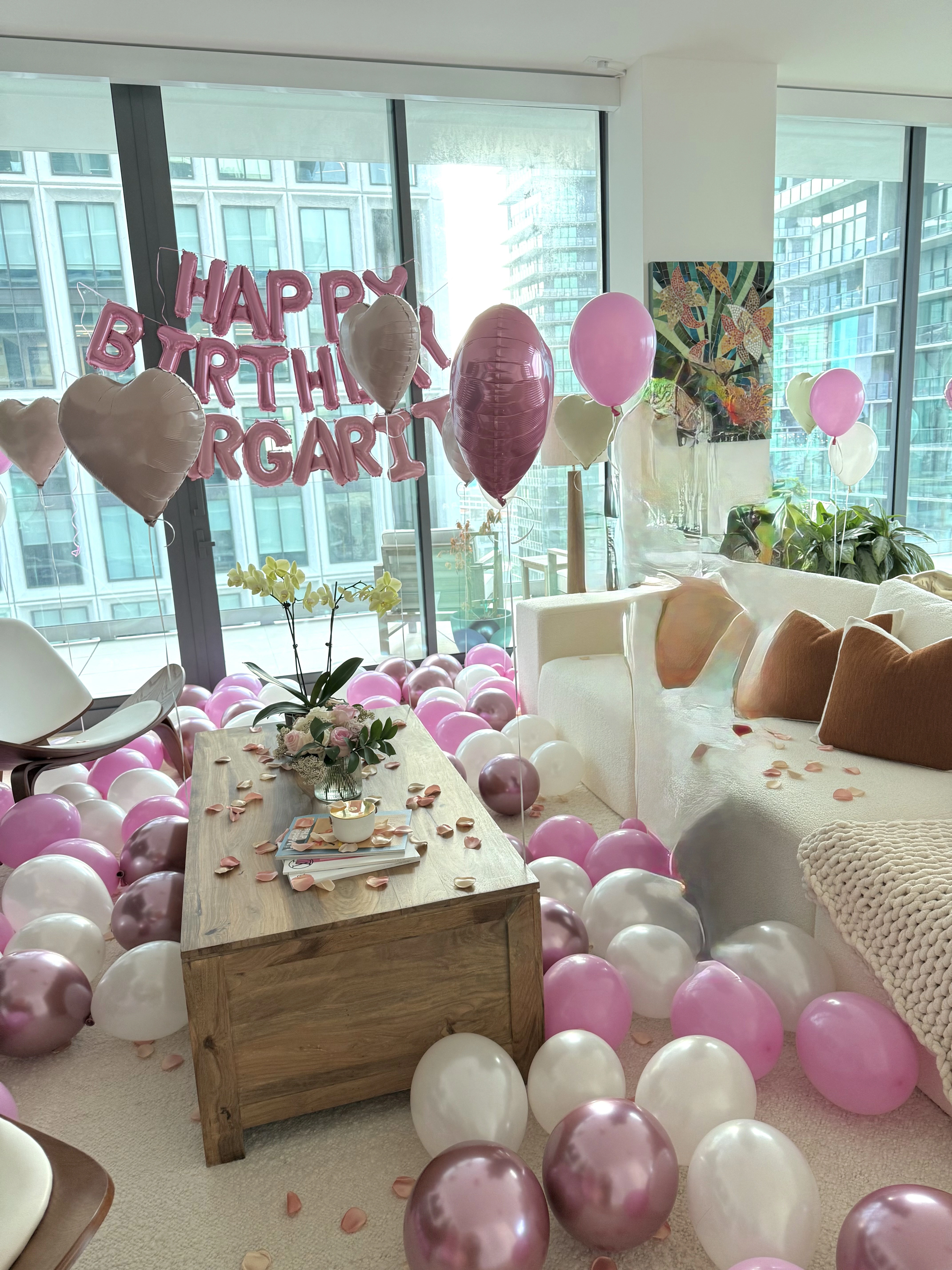 Mesa principal decorada con soportes de pastel y cupcakes