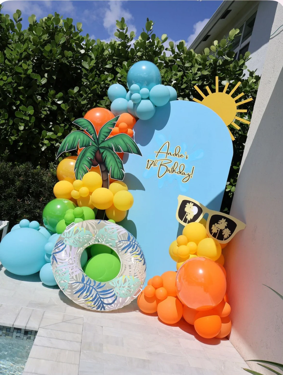 Detalle de globos cromados y letrero LED personalizado